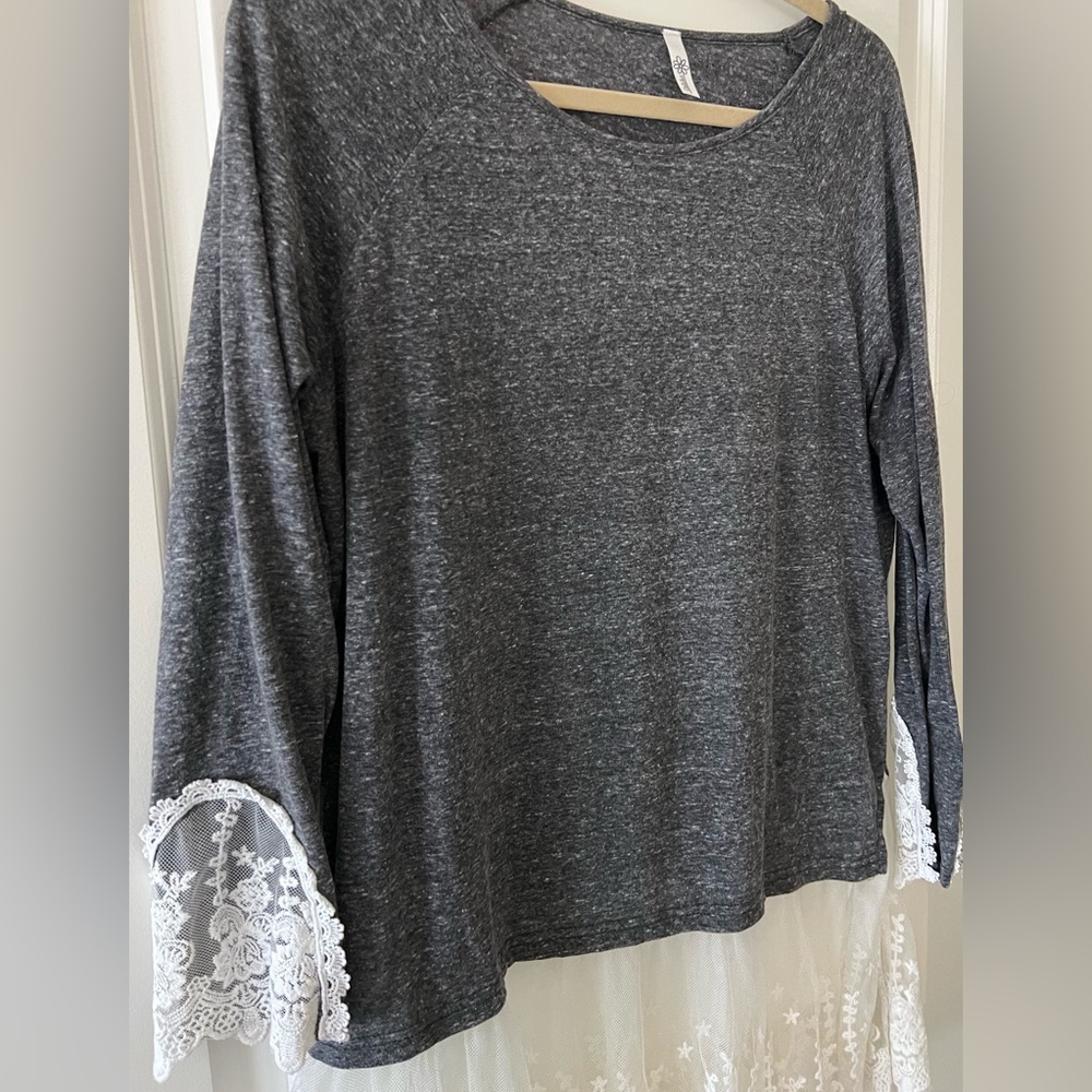 Lovely Daisy Store brand tunic top!